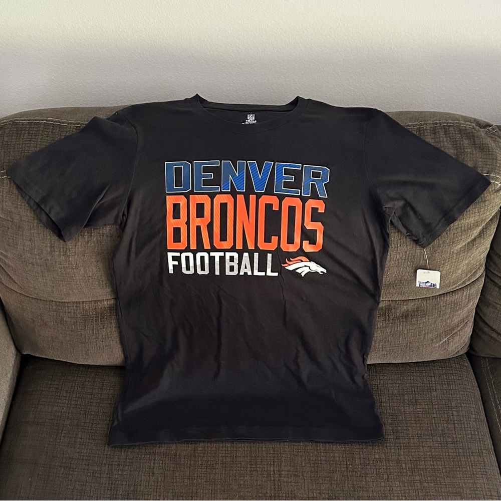 NFL Team Apparel Denver Broncos Football Black T-Shirt Youth Sz: XL ( 18 / 20 )